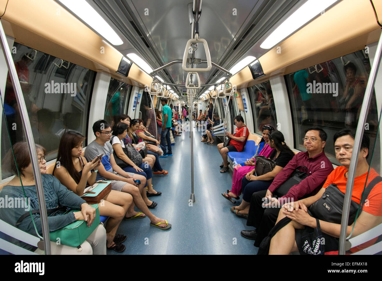 Interior de un carro de la Singapore Mass Rapid Transit (MRT). Foto de stock