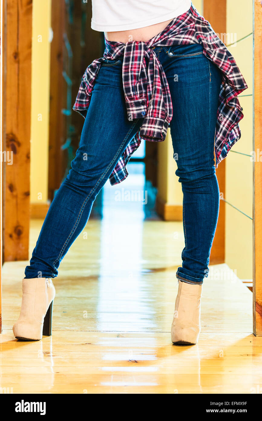 La moda y los jóvenes concepto - mujer piernas en pantalones de mezclilla  zapatos con tacón de aguja estilo casual y relajado en casa chica  Fotografía de stock - Alamy