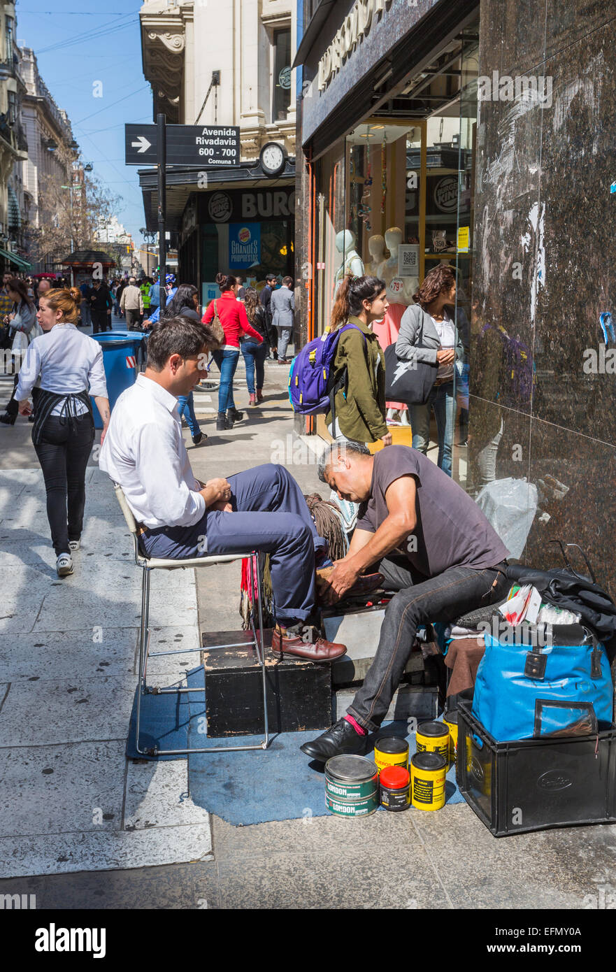 Hombre local lustrado de zapatos para un cliente en la Calle Florida (Calle  Florida), una de las principales calles de tiendas en el centro de la  ciudad de Buenos Aires en un