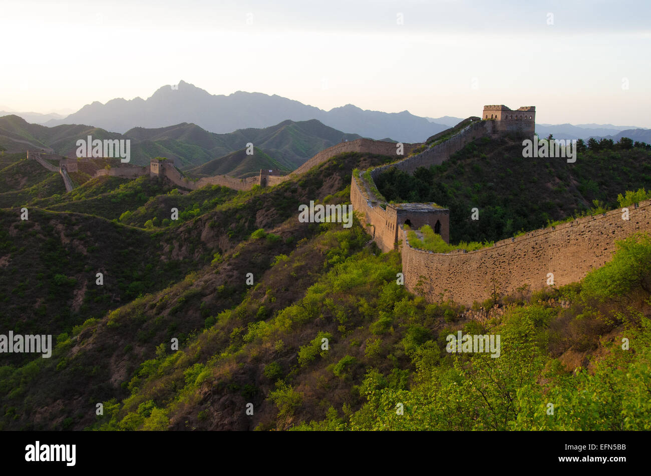 Los 2.300 años de la Gran Muralla China está iluminada por el sol. Foto de stock