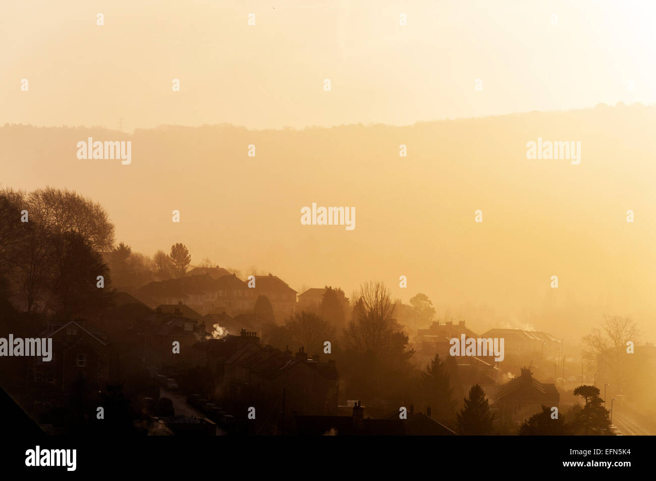Batheaston, Bath, Somerset, Reino Unido. 08 Feb, 2015. El clima del Reino Unido.El Sol quema neblina temprano por la mañana al comienzo de un día frío gélido. Crédito: Richard Wayman/Alamy Live News Foto de stock
