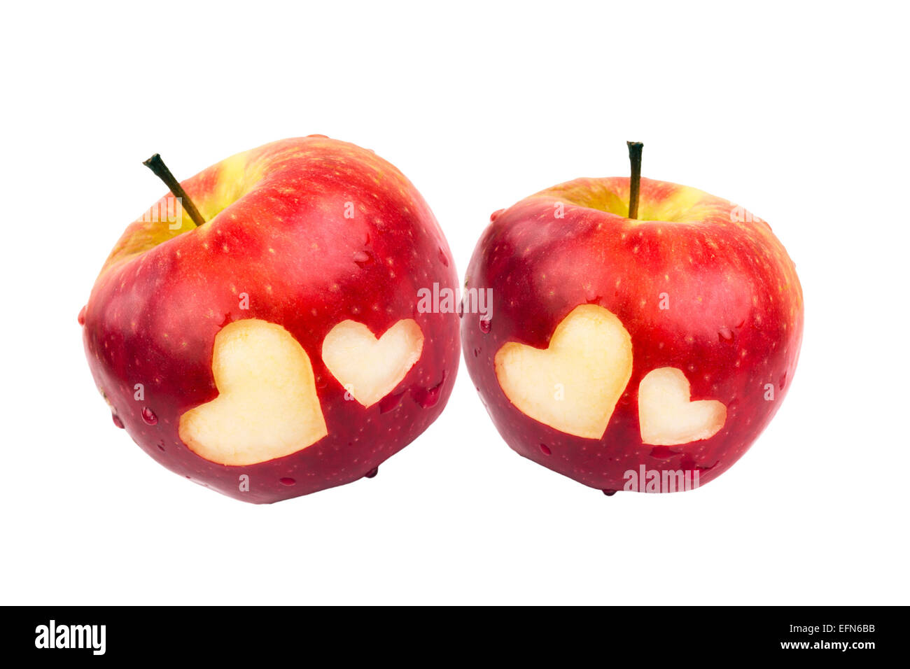 Dos manzanas con corazones sobre un fondo blanco, el día de San Valentín Foto de stock
