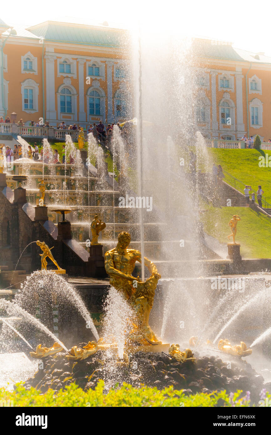 Peterhof fuente Foto de stock