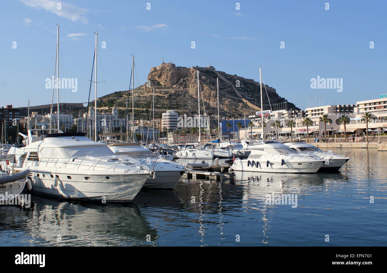 Puerto y Marina de Alicante, Valencia, España, las opiniones sobre el  castillo medieval de Santa Bárbara, en la cima del Monte Benacantil  Fotografía de stock - Alamy