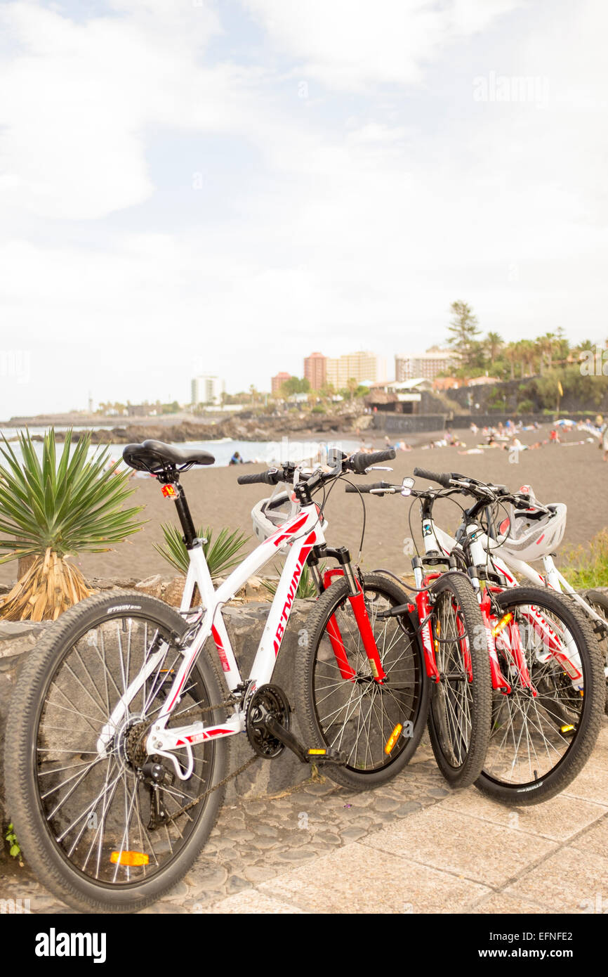 Bicicleta de montaña aparcada en el paseo marítimo con vistas de la Playa  Jardín, en el fondo, Puerto de la Cruz, Santa Cruz de Tenerife Fotografía  de stock - Alamy