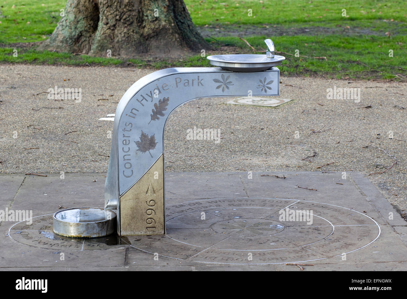 Fuente de agua potable con perro tazón en Hyde Park, Londres, Inglaterra Foto de stock