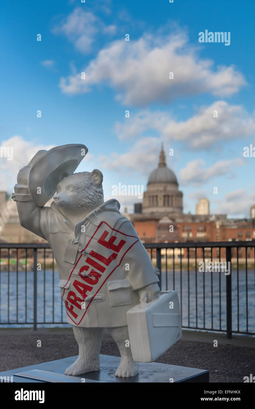 Paddington bear estatua con la Catedral de San Pablo en el fondo Foto de stock