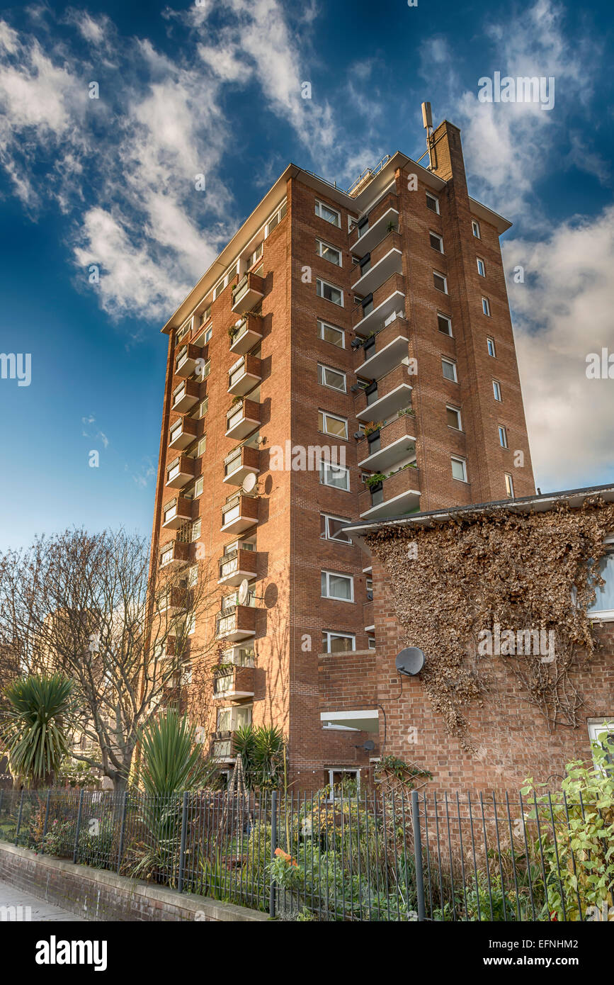 Casa de ladrillo rojo de estilos 1960 apartamentos en Southwark Londres Foto de stock