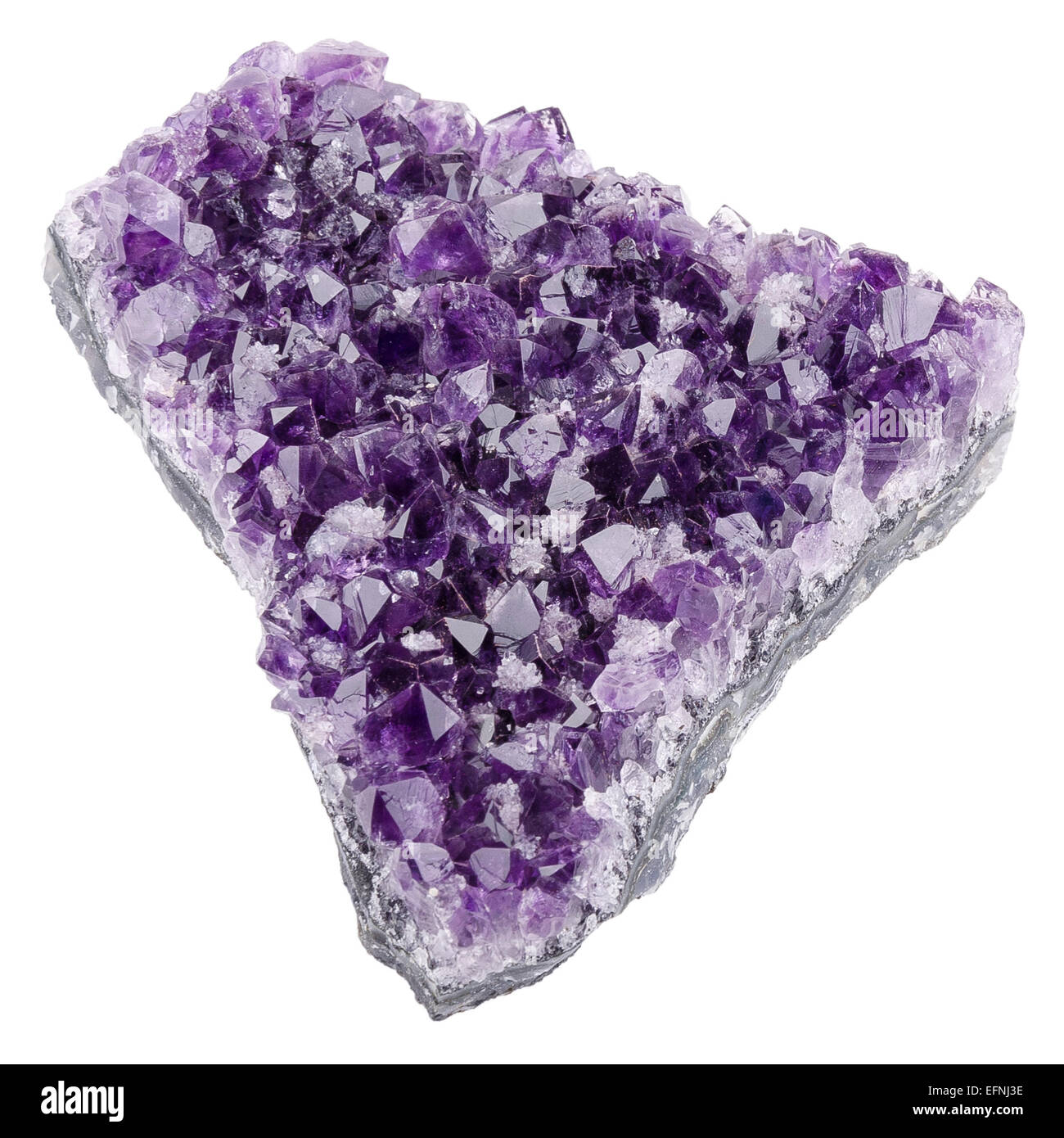 Amatista sobre fondo blanco, una variedad de cuarzo de color violeta, a menudo utilizadas en joyería. Sílice, dióxido de silicio, SiO2. Foto de stock
