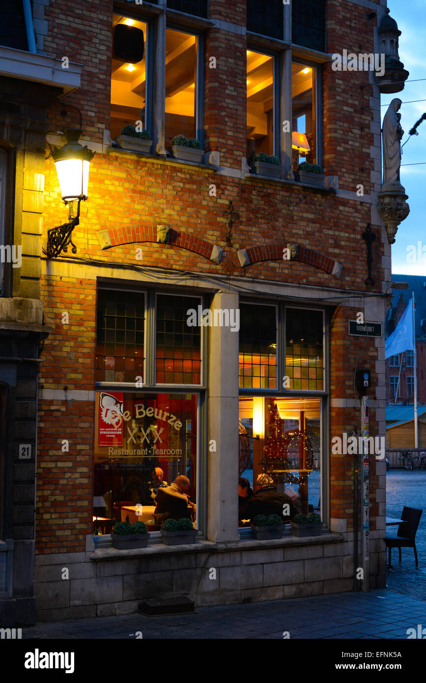 De confitería y restaurante Beurze en Brujas, cerca de la plaza del mercado, Bélgica Foto de stock