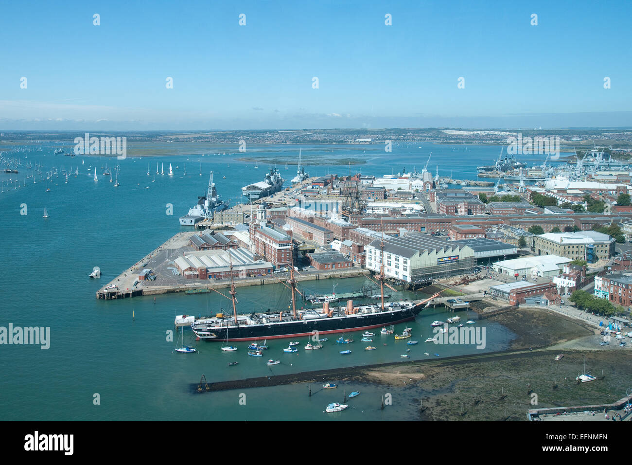 Portsmouth Historic Dockyard desde la cima de la Torre Spinnaker, con HMS Warrior en primer plano Foto de stock