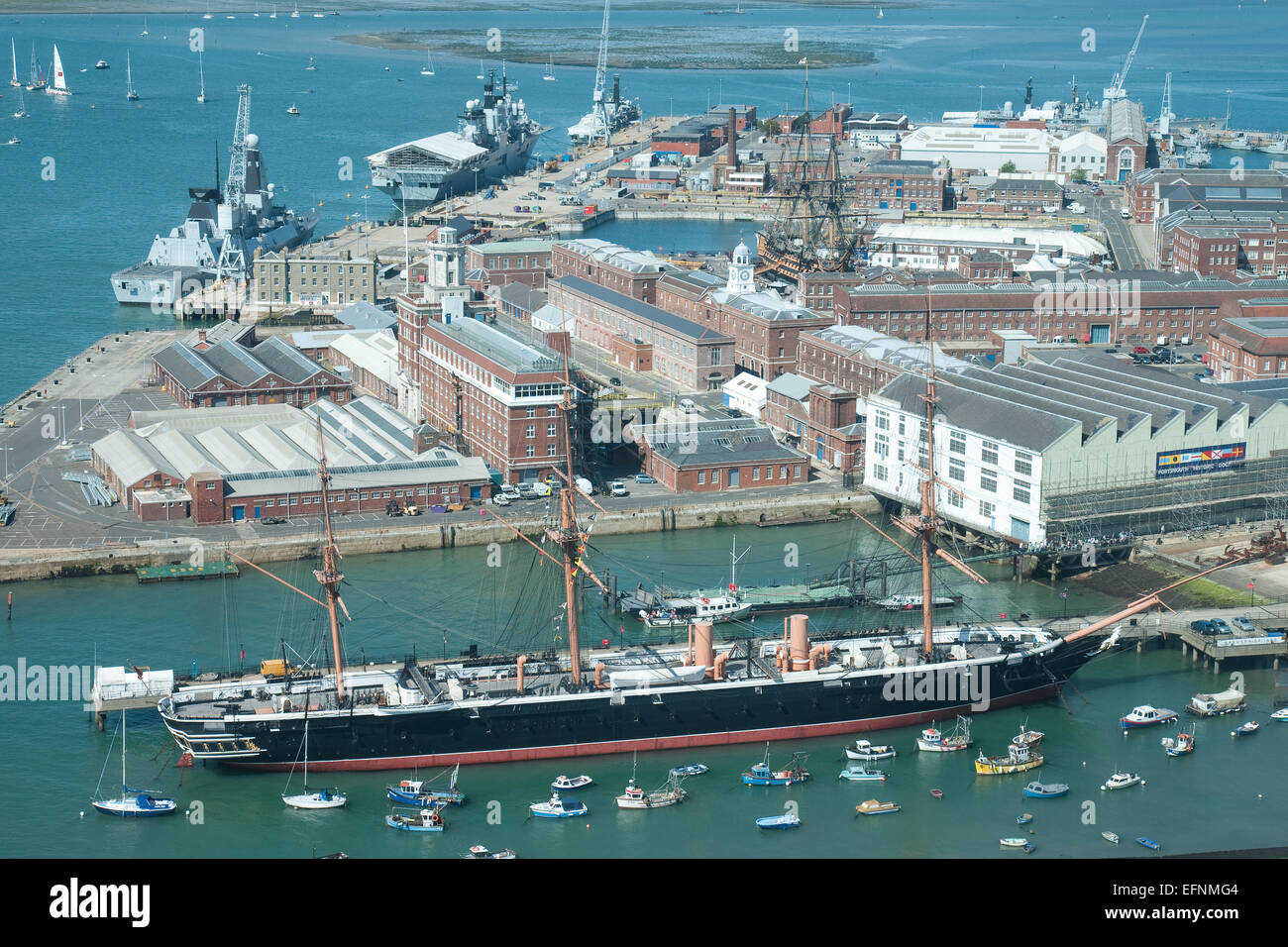 Portsmouth Historic Dockyard desde la cima de la Torre Spinnaker, con HMS Warrior en primer plano Foto de stock