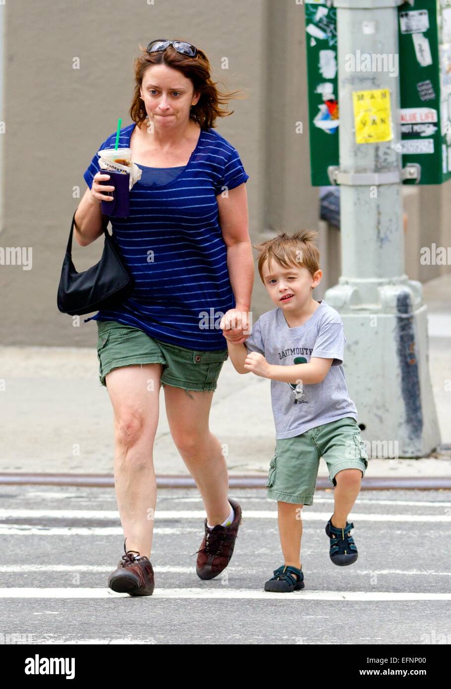 Rachel Dratch, portando un Starbucks Café helado, manchada con su hijo Eli  Benjamin paseando por el Soho en la Ciudad de Nueva York con: Rachel Dratch,Eli  Benjamin Wahl donde: Ciudad de Nueva
