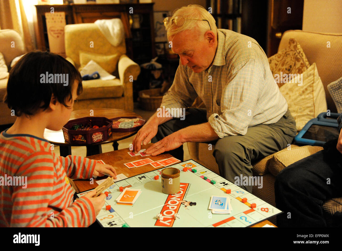 Familia jugar monopolio en Navidad en North Yorkshire Reino Unido