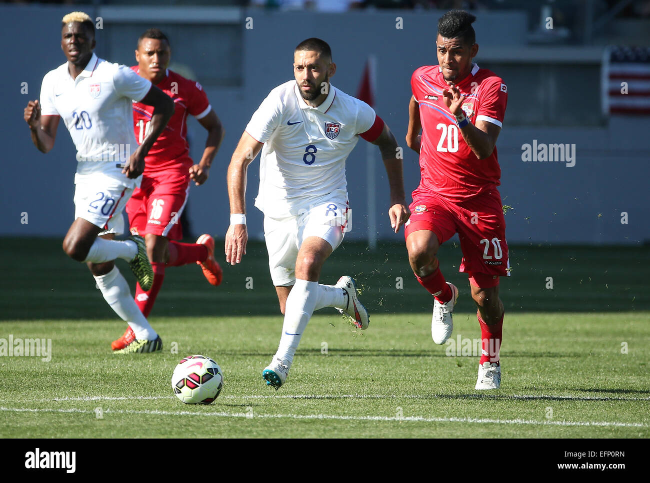 Carson, CA. 8 Feb, 2015. Panamá vs U.S.A., ramal Centro de Carson, CA. Clint Dempsey #8 obtiene una oportunidad rompible como defensor Aníbal Godoy #20 siga en medio de la persecución. Crédito: Cal Sport Media/Alamy Live News Foto de stock