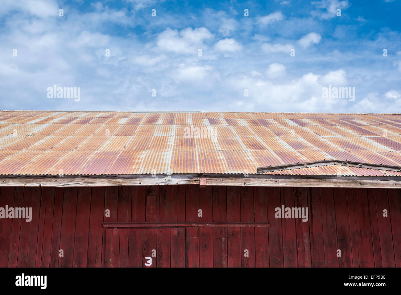 Caja de chapas metálicas para techos para entrega en obra Fotografía de  stock - Alamy