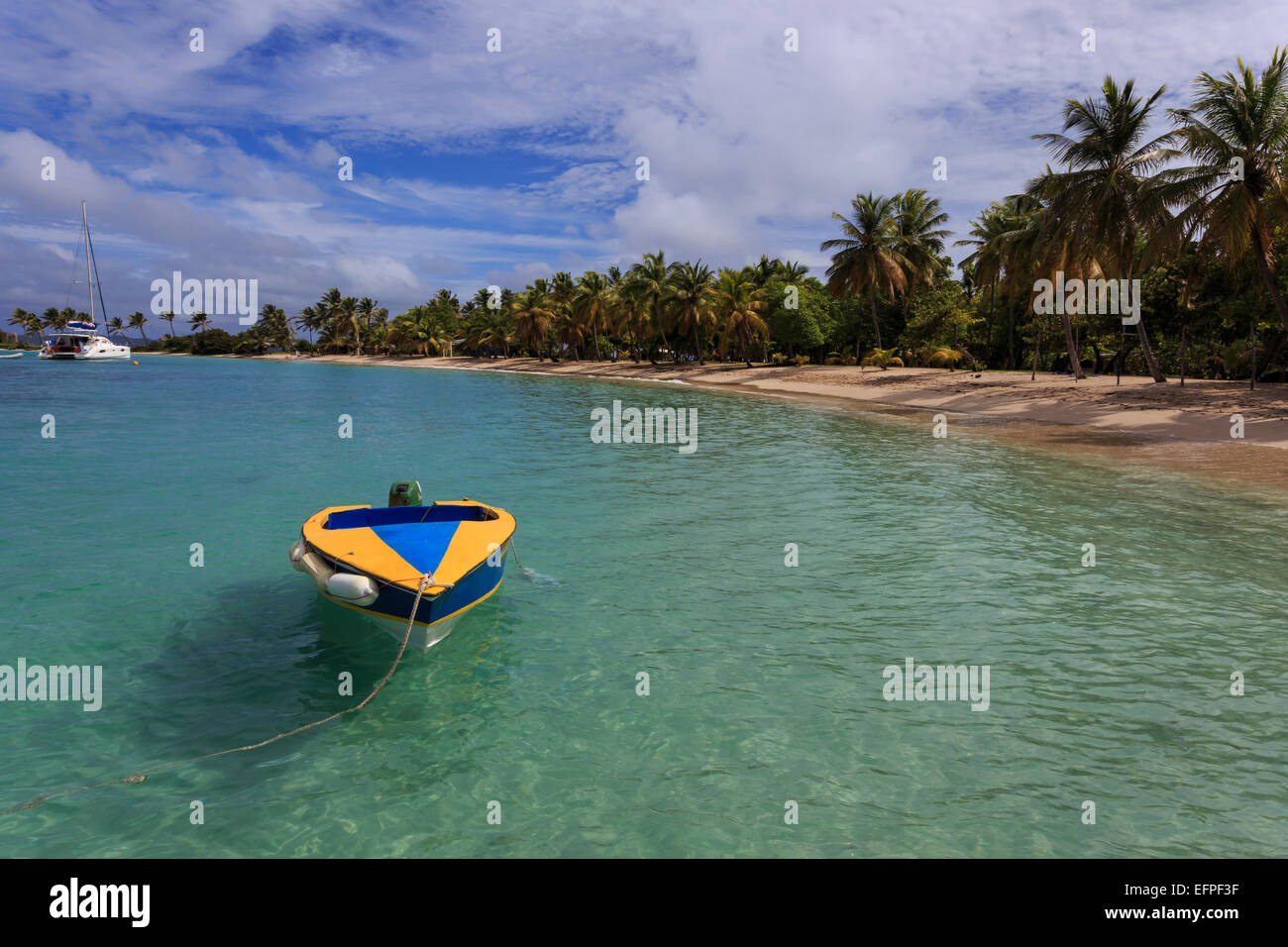 Coloridos botes amarrados, Saltwhistle Bay, Mayreau, granadinas de San Vicente, las Islas de Barlovento, Antillas, Caribe Foto de stock