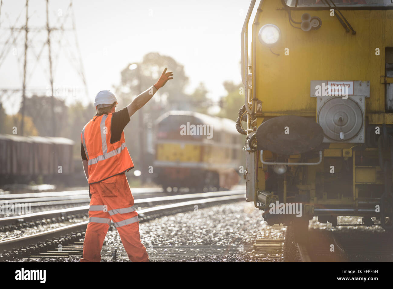 Obrero de mantenimiento de señalización ferroviaria para entrenar Foto de stock