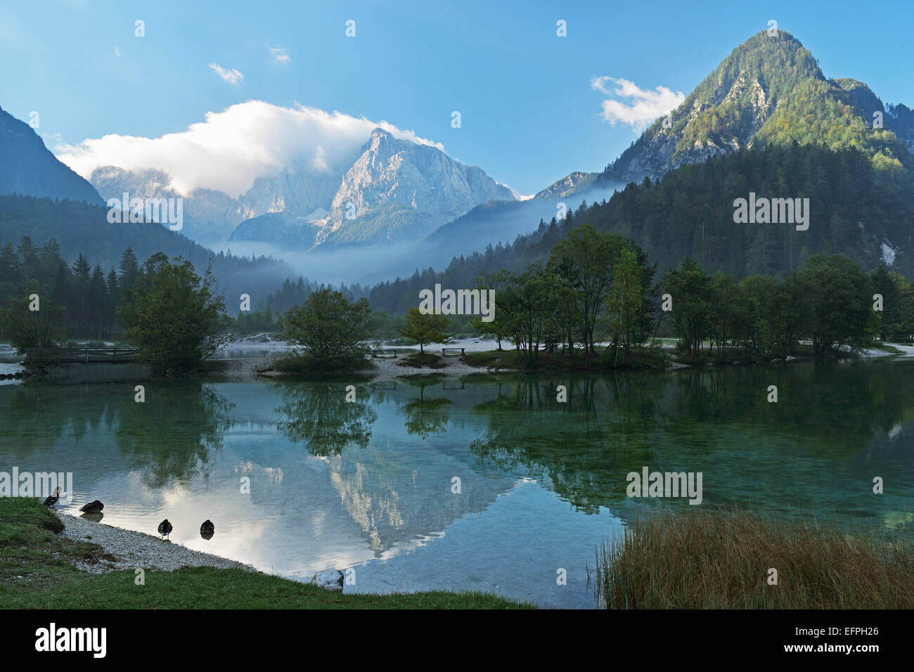 Lago Jasna y Alpes Julianos, Kranjska Gora, Eslovenia, Europa Foto de stock
