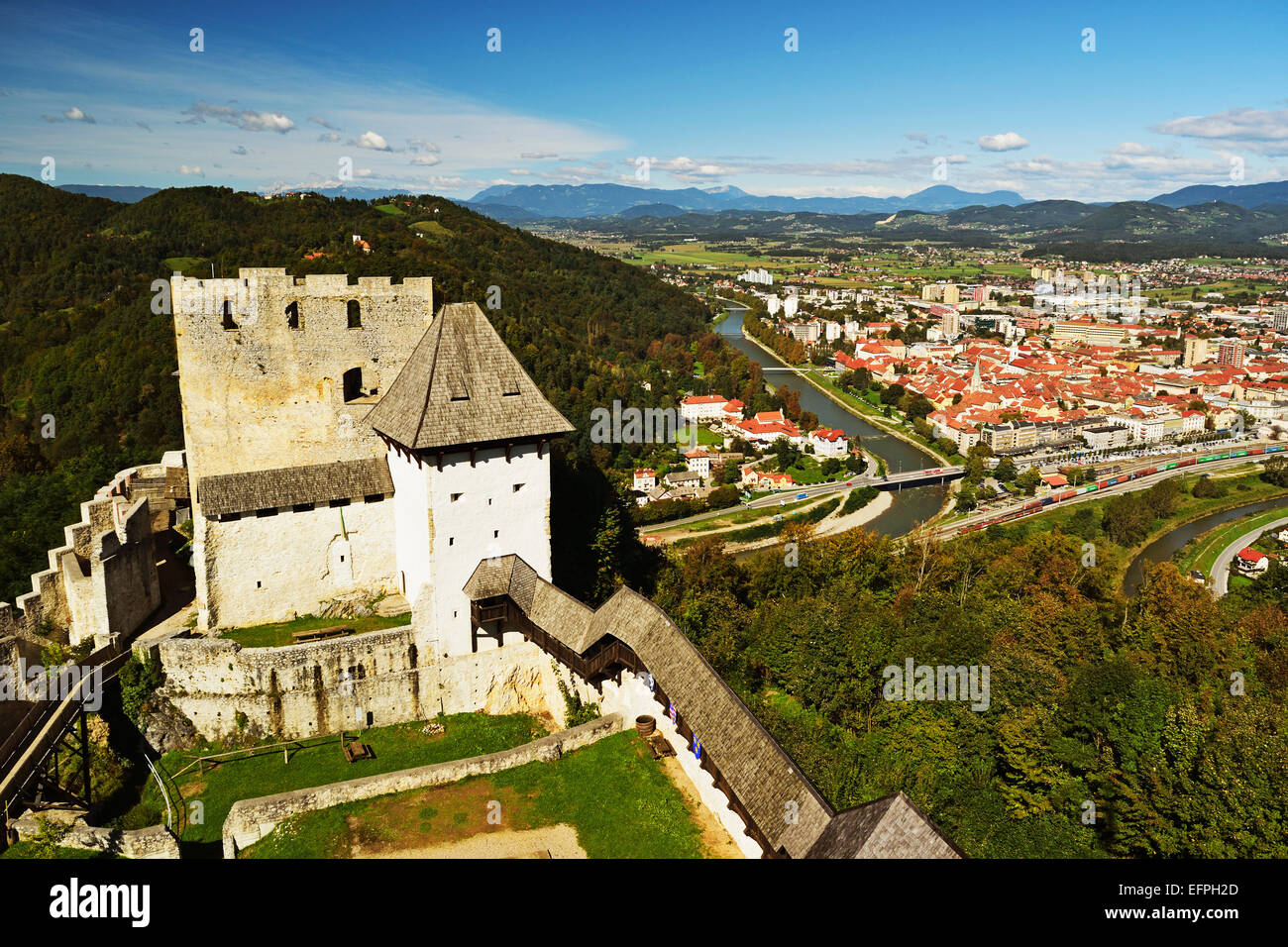 Vista del castillo de Celje y Celje, Eslovenia, Europa Foto de stock