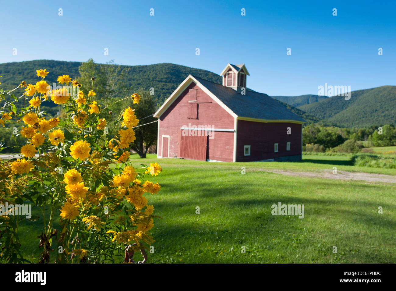Pequeña granja en las montañas en Dorset, Vermont, Nueva Inglaterra, los Estados Unidos de América, América del Norte Foto de stock