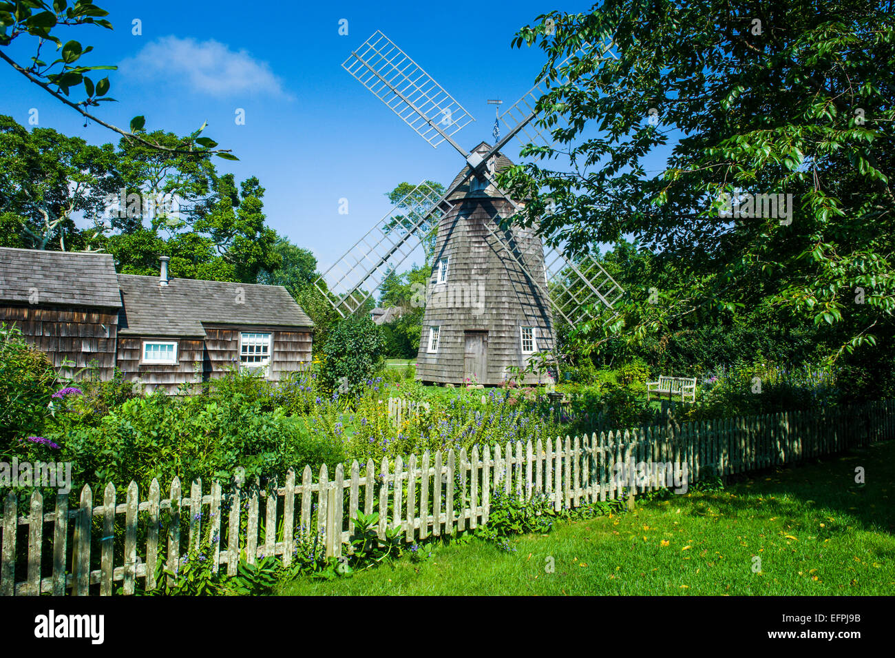 El molino de viento y el Home Sweet Home casa en East Hampton, los Hamptons, en Long Island, Estado de Nueva York, Estados Unidos de América Foto de stock