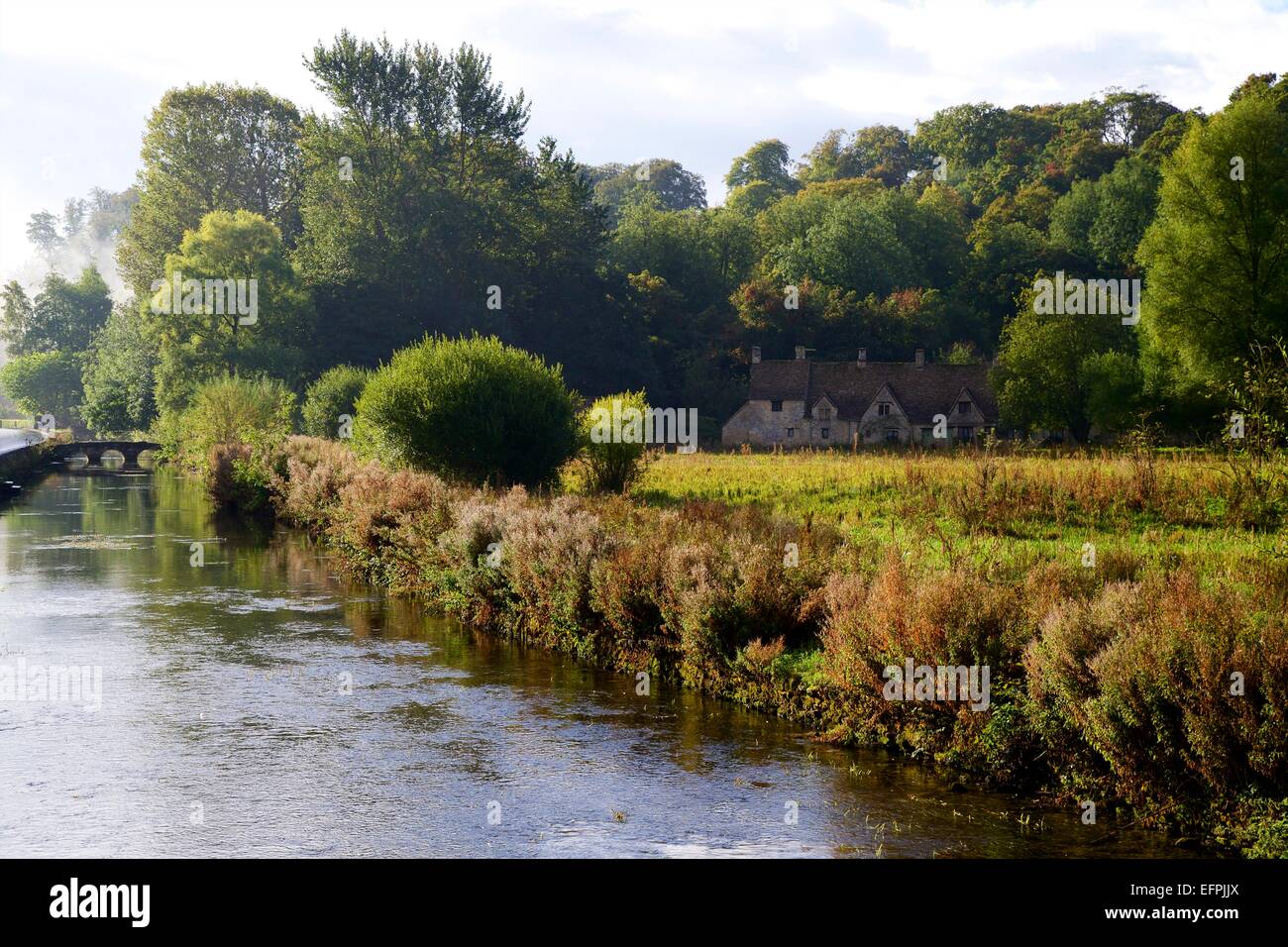 Río Coln y Arlington Row, Bibury, Cotswolds, Gloucestershire, Inglaterra, Reino Unido, Europa Foto de stock