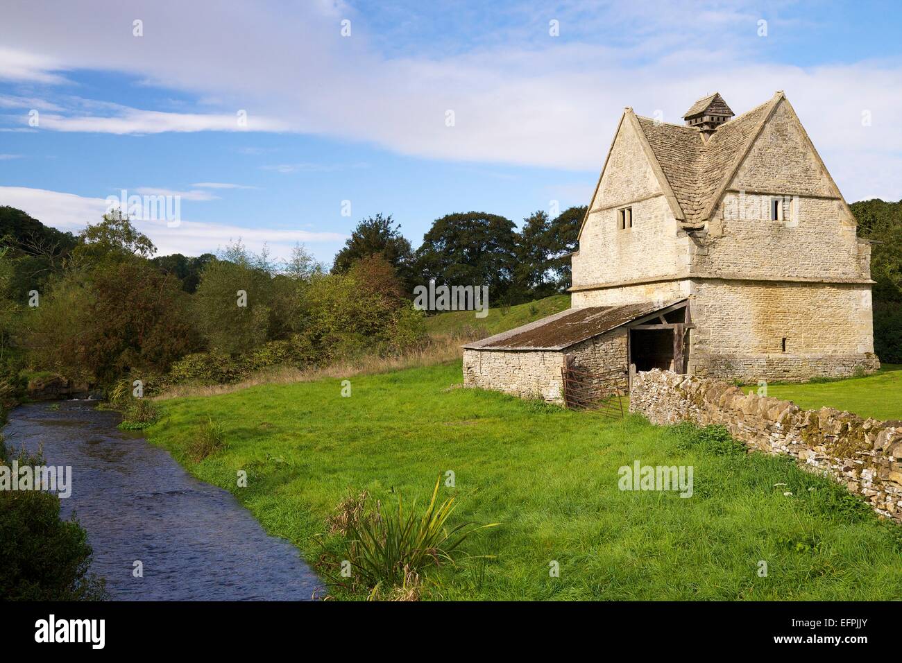 Un palomar de piedra del siglo XVI, el río Windrush, Naunton, Cotswolds. Gloucestershire, Inglaterra, Reino Unido, Europa Foto de stock