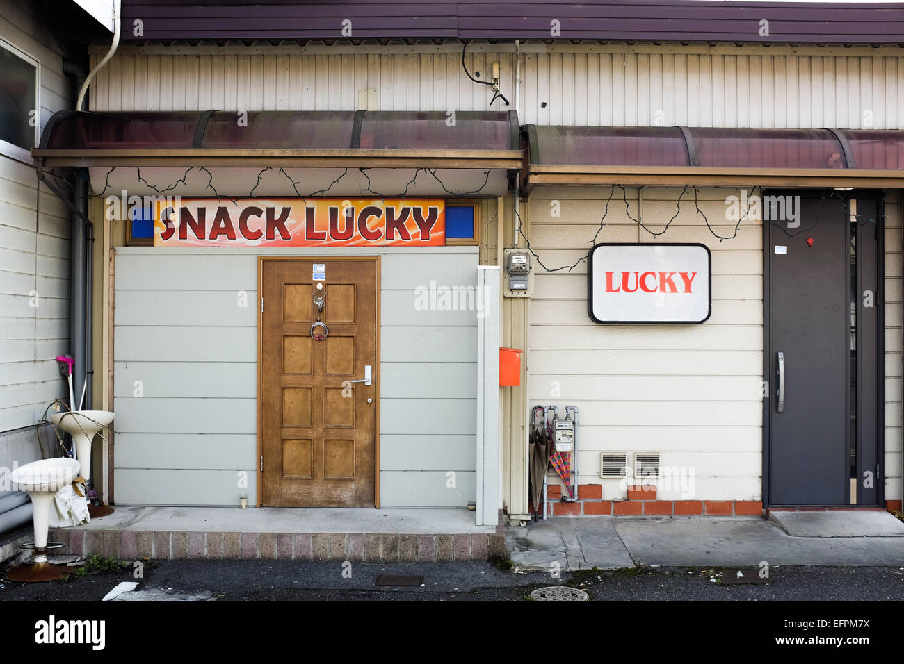 Dos bares cuyos nombres incluyen el mundo "suerte". Foto de stock