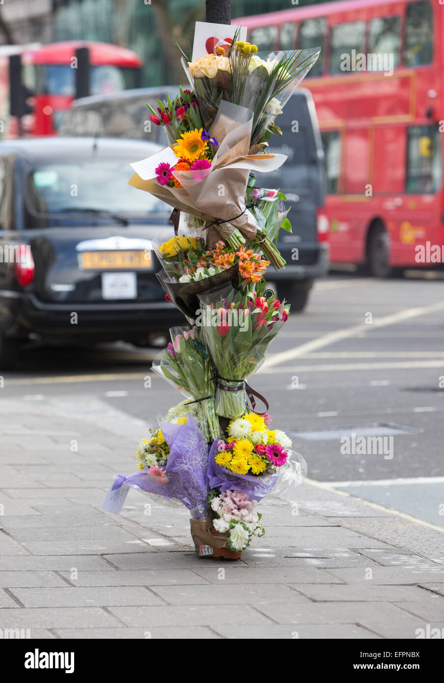 Homenajes florales a la izquierda en el escenario de un fatal accidente ciclista en el centro de Londres Foto de stock
