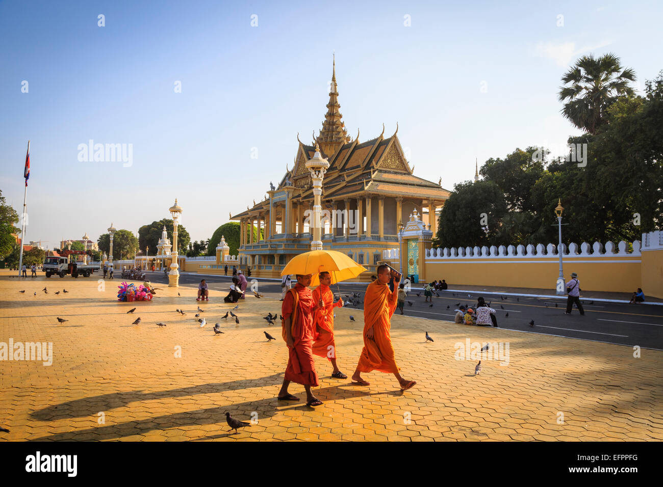 Los monjes budistas en una plaza en frente del Palacio Real, en Phnom Penh, Camboya. Foto de stock