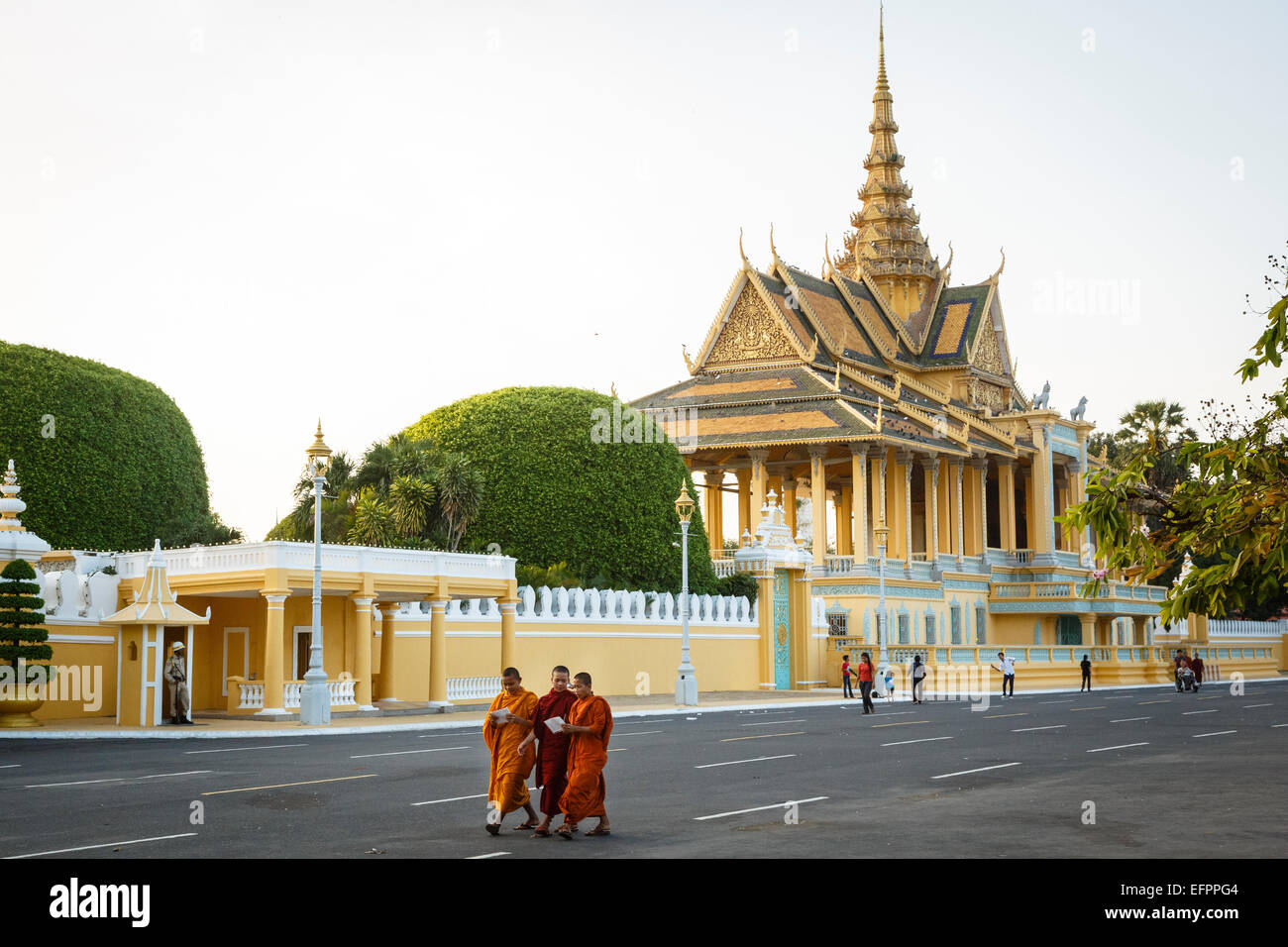 Los monjes budistas en frente del Palacio Real, en Phnom Penh, Camboya. Foto de stock