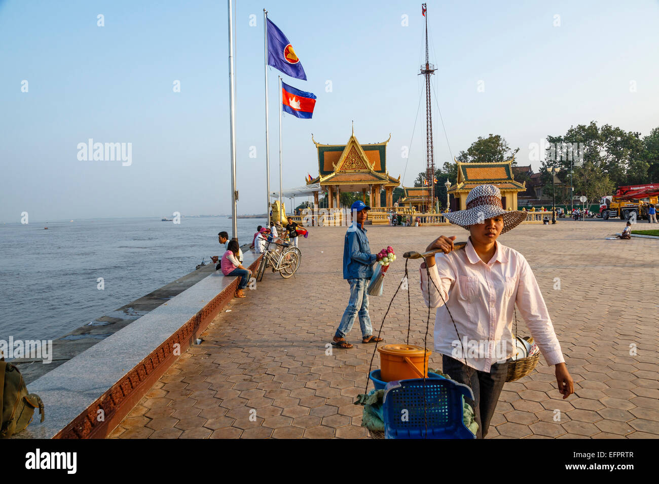 La gente en el Riverfront Promenade, en Phnom Penh, Camboya. Foto de stock