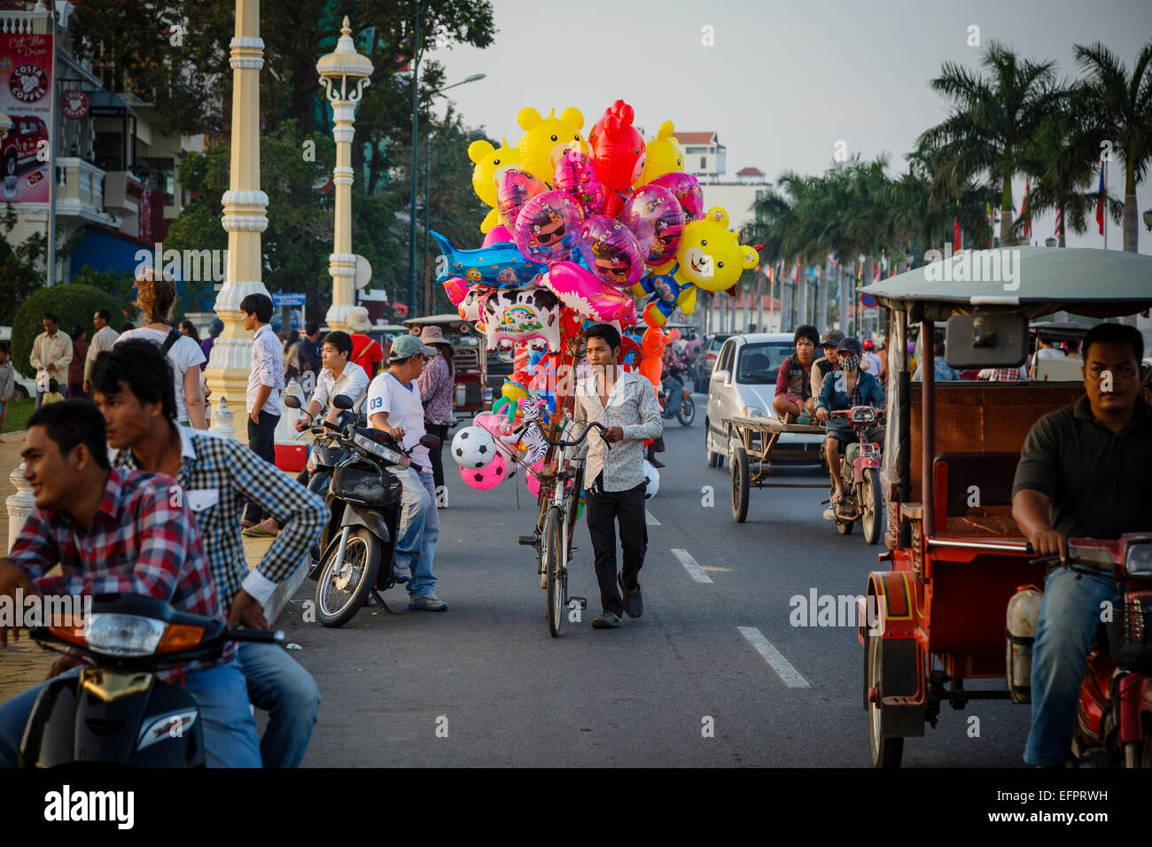 Escena de una calle por el Riverfront Promenade, en Phnom Penh, Camboya. Foto de stock