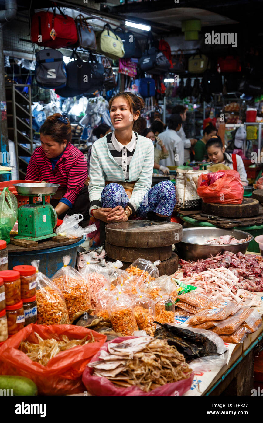 Las personas en el mercado de alimentos, Siem Reap, Camboya. Foto de stock