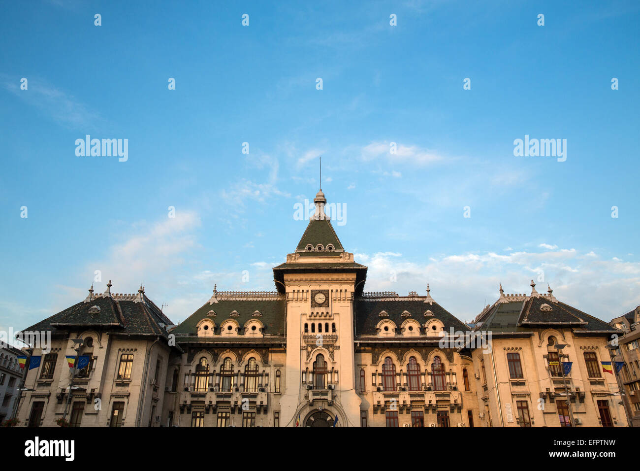 Ángulo de visión baja de ayuntamiento, Craiova, Rumania Foto de stock