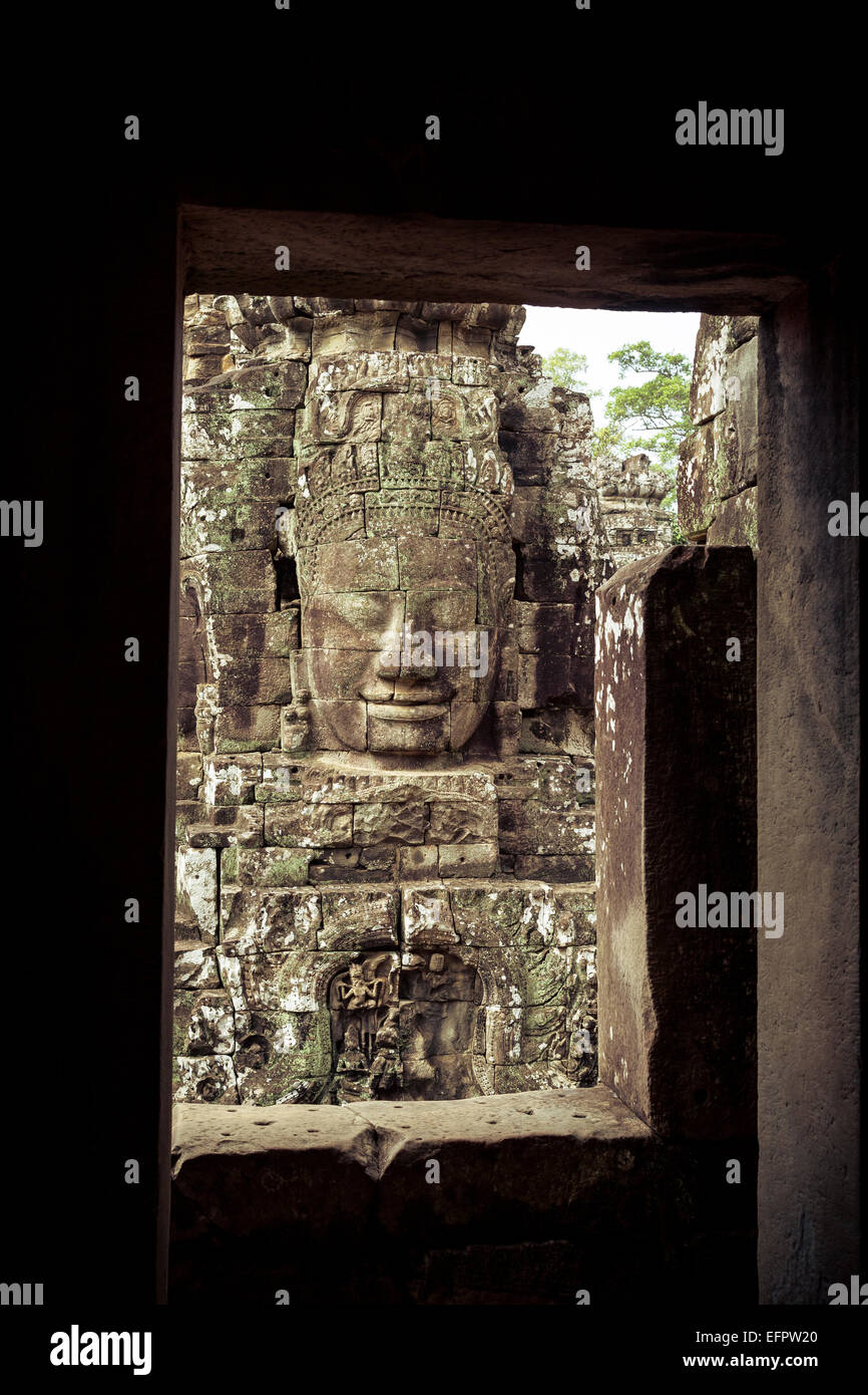Rostro tallado en piedra de Buda en el templo Bayon, Angkor Thom, Angkor, en Camboya. Foto de stock