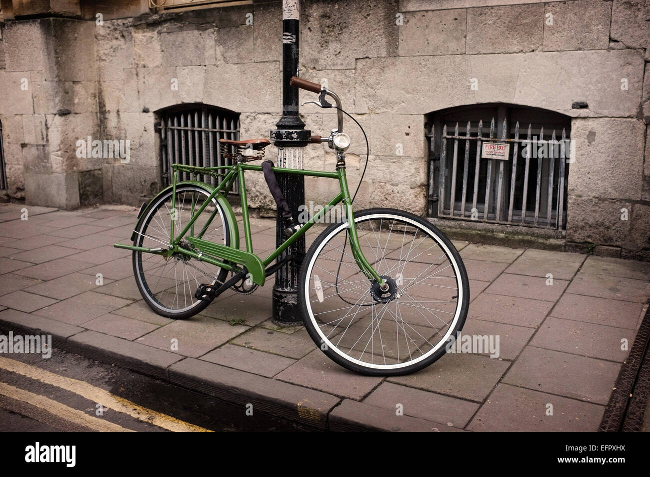 He reconocido De este modo Arenoso Vintage bicicleta verde/bloqueado encadenados a un viejo poste de la luz en  la ciudad de Oxford, Inglaterra Fotografía de stock - Alamy