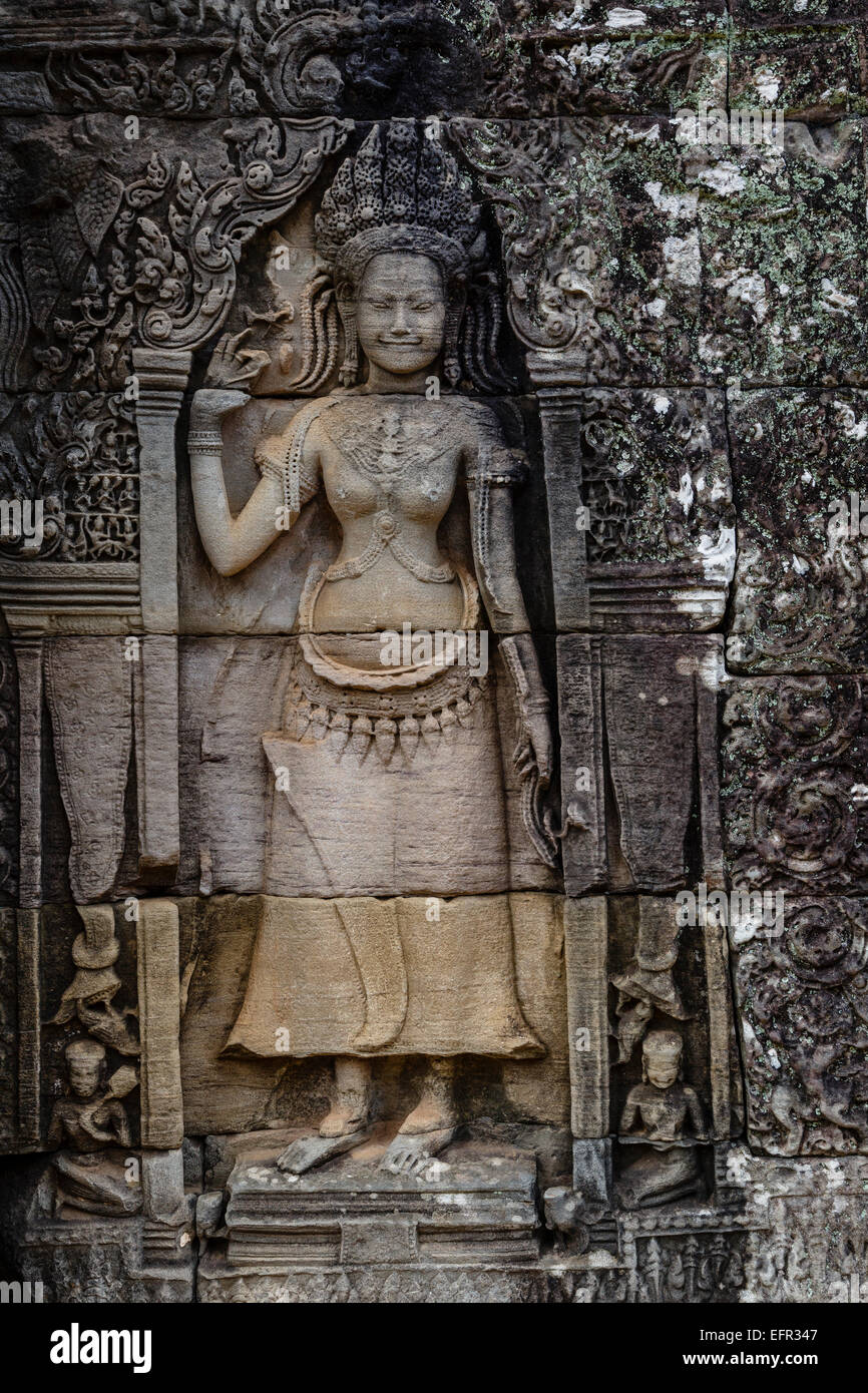 Detalle de Apsaras (bailarinas Celestiales) en el muro de cerramiento exterior del Templo Bayon de Angkor Thom, Angkor, en Camboya. Foto de stock