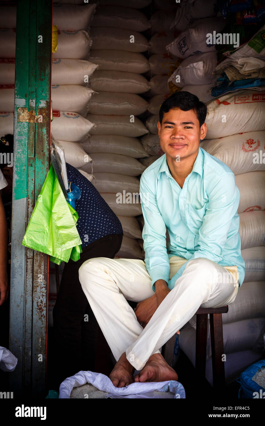 Retrato de un hombre joven en el mercado de alimentos, Siem Reap, Camboya. Foto de stock