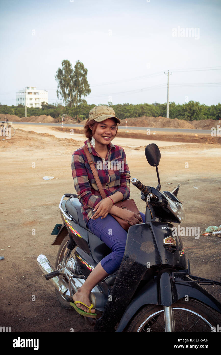 Retrato de una mujer joven en un scooter fuera de Siem Reap, Camboya. Foto de stock