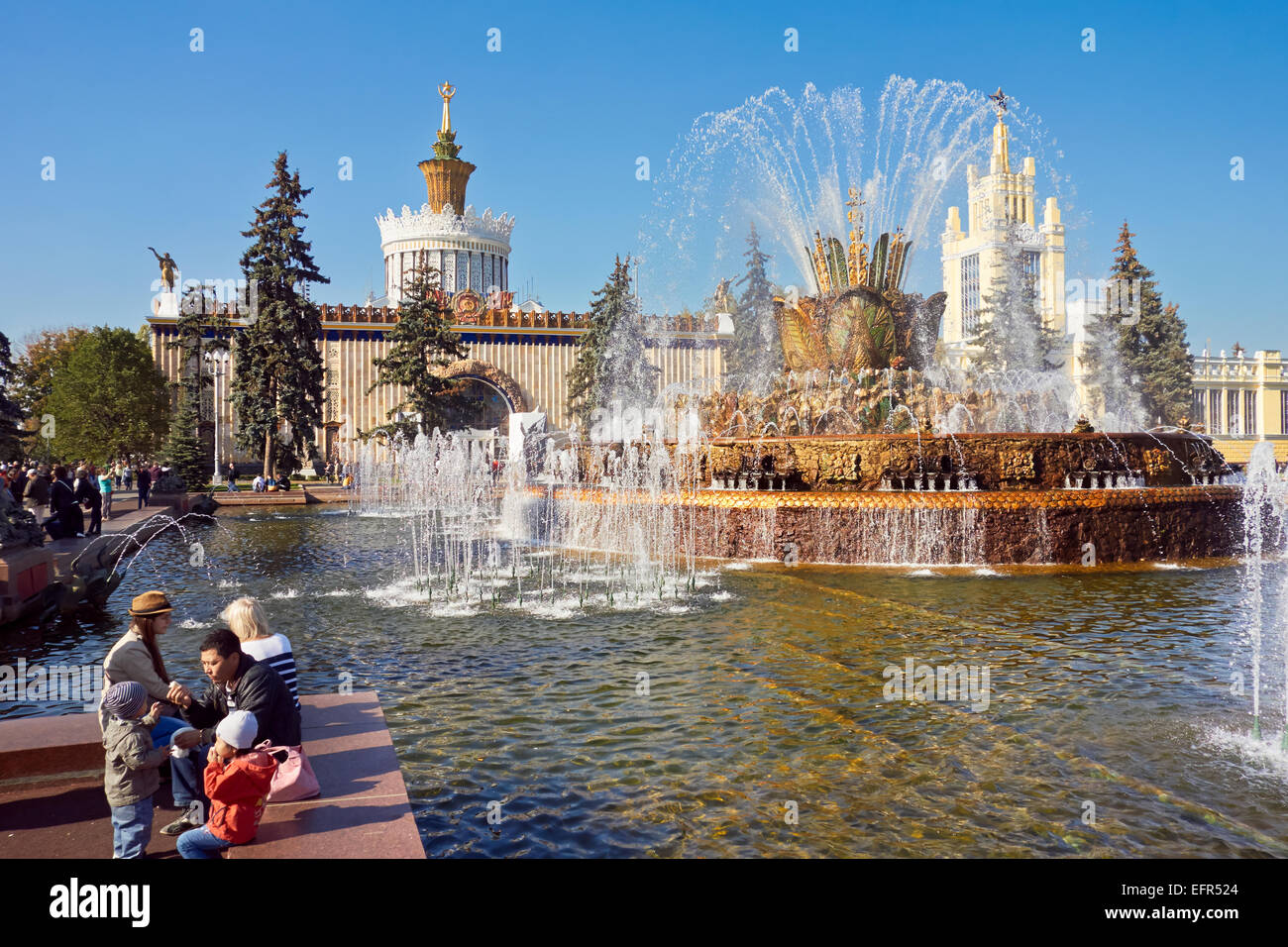 Gente en la Fuente de la Flor de Piedra en el Centro de Exposiciones de toda Rusia (VDNKh). Moscú, Rusia. Foto de stock