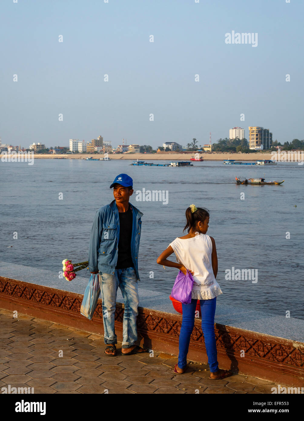 La gente en el Riverfront Promenade, en Phnom Penh, Camboya. Foto de stock