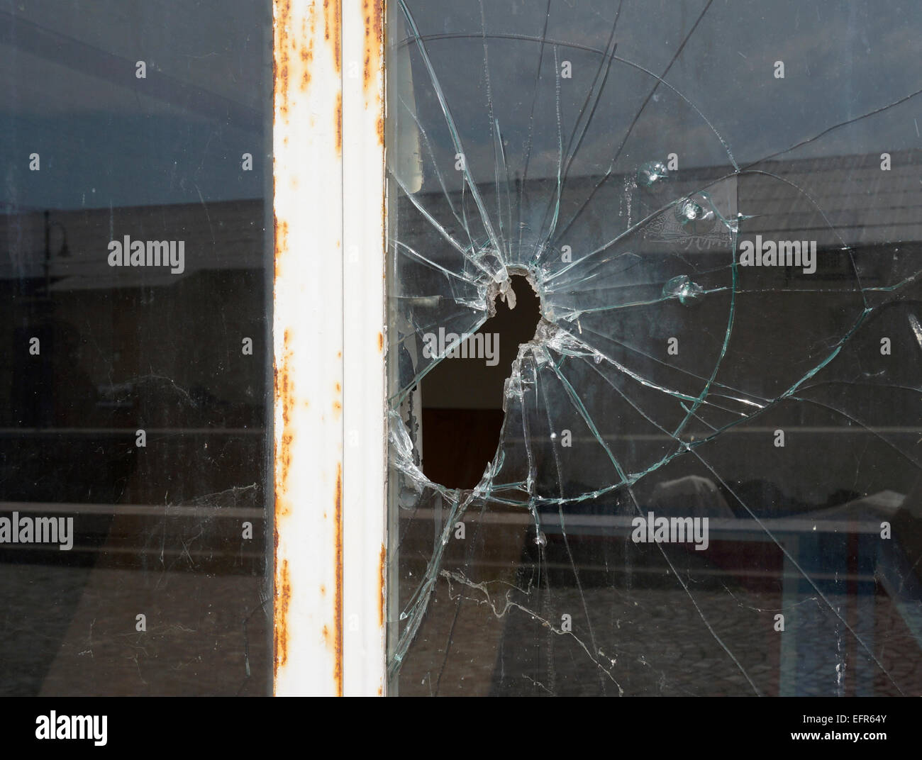 Ventana de vidrio roto fotografías e imágenes de alta resolución Alamy
