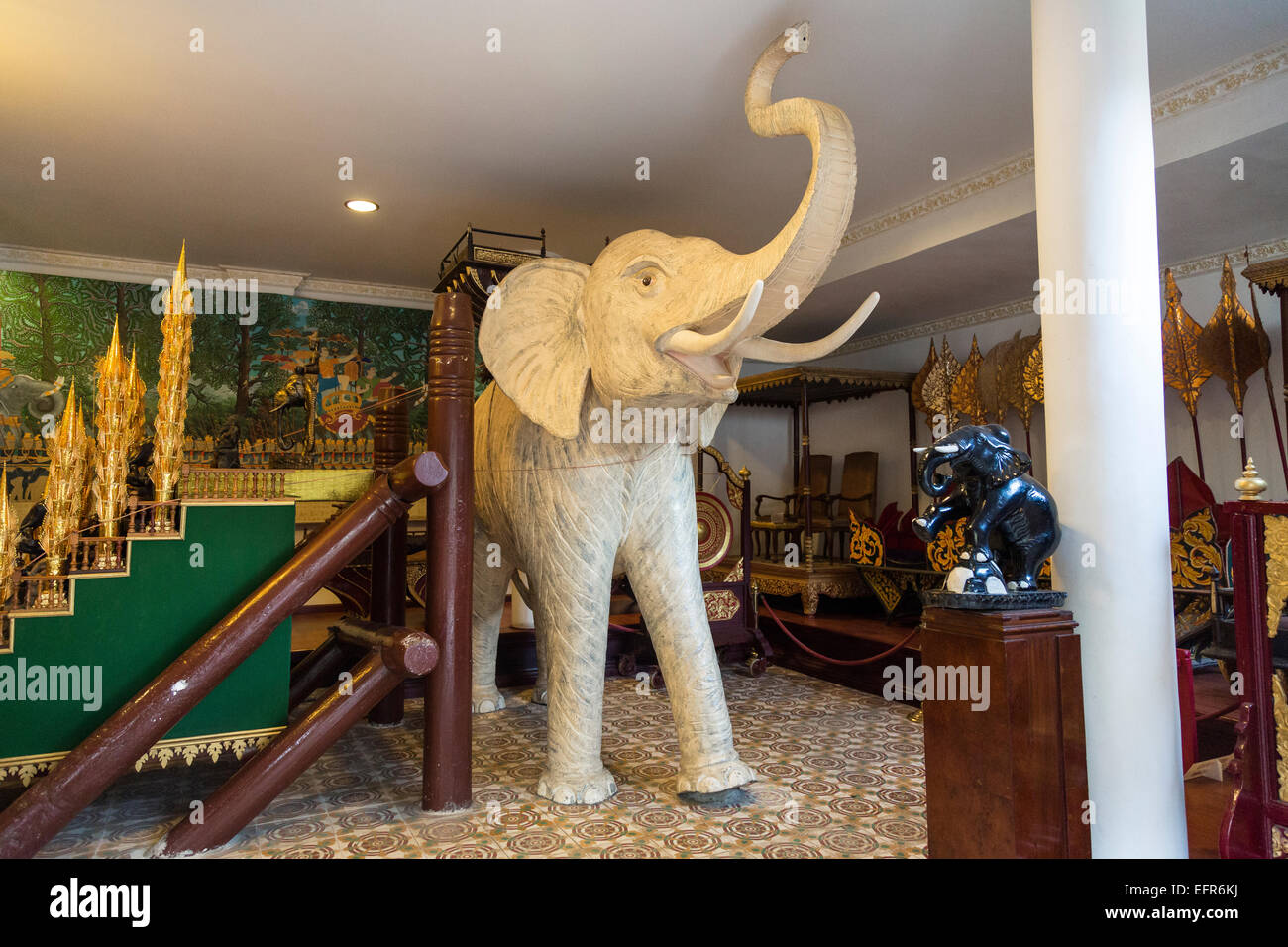 Estatua del elefante blanco en el Palacio Real, en Phnom Penh, Camboya. Foto de stock