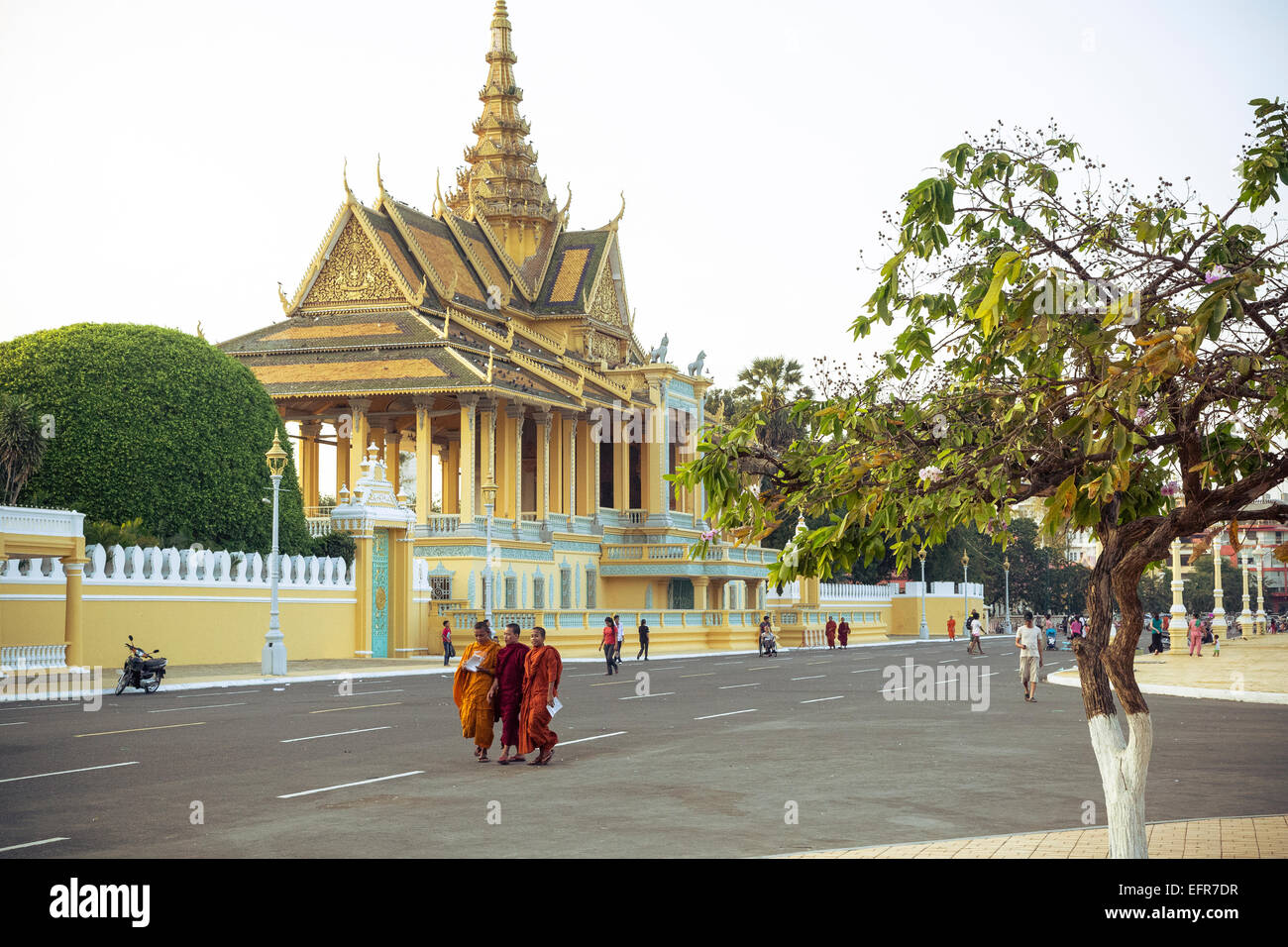 Los monjes budistas en frente del Palacio Real, en Phnom Penh, Camboya. Foto de stock