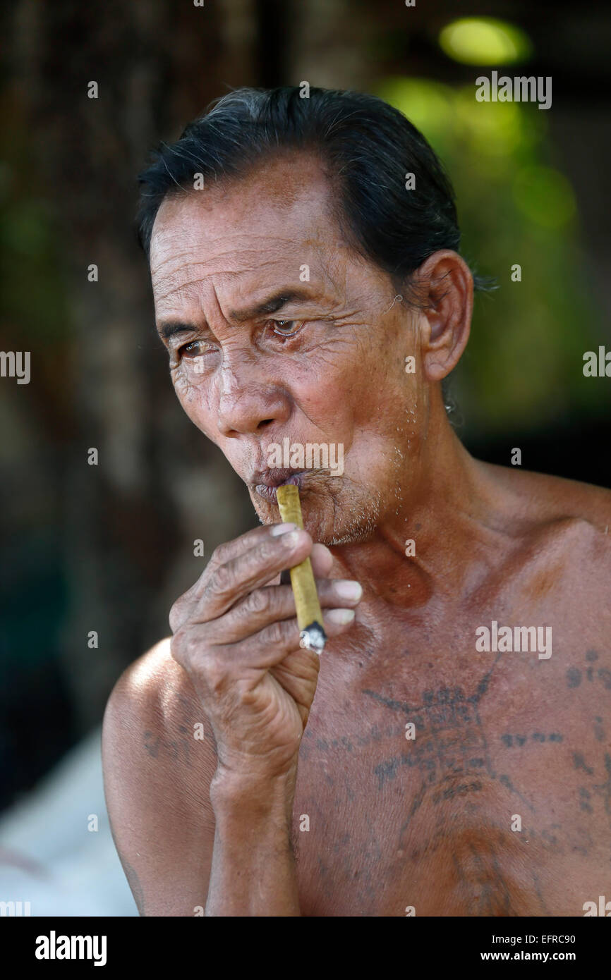 Morera (SAA) en papel artesanal, fumar un cigarro cerca de Chiang Mai, Tailandia Foto de stock