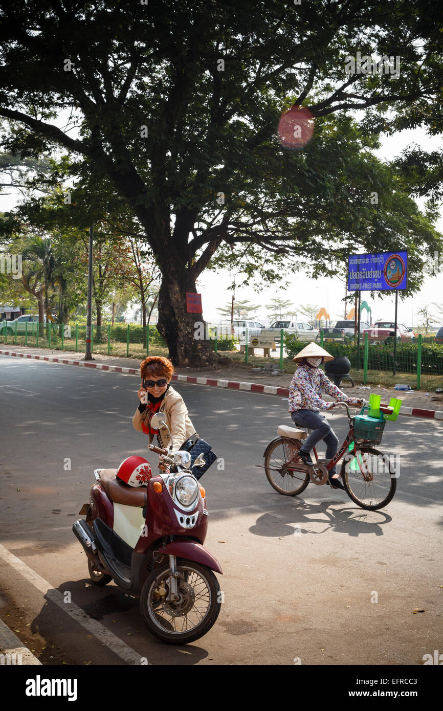 Escena de una calle, en Vientiane, Laos. Foto de stock