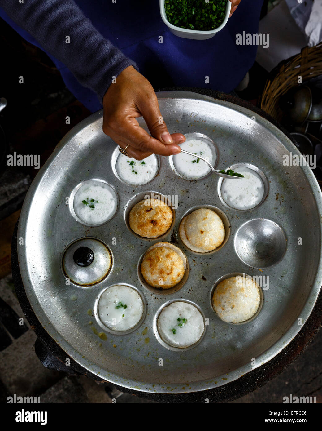 Tortitas de coco dulce hecho con harina de arroz y leche de coco, frito en un molde de fundición, en Vientiane, Laos. Foto de stock