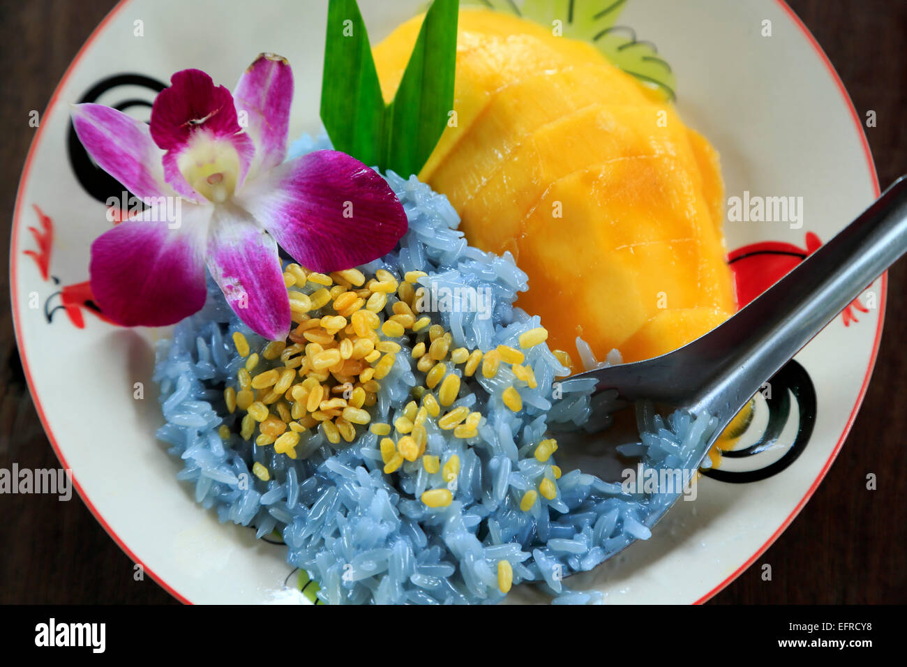 Mango arroz pegajoso, granja escuela de cocina tailandesa, cerca de Chiang Mai, Tailandia Foto de stock